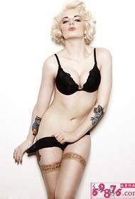 Beleza europeia e americana mostrar tatuagem sexy
