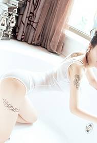 Mudell sexy sabiħ u sabiħ biss stampi tat-tatwaġġ sbieħ li jħarsu