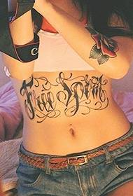 Foto di tatuaggio tatuaggio inglese sulla pancia della ragazza