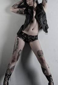 Uzuri wa kike wa mkoba mweusi onyesha picha za tatoo