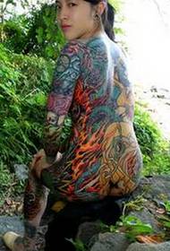 Módní osobnost divoké krásy nahé obrázky tetování