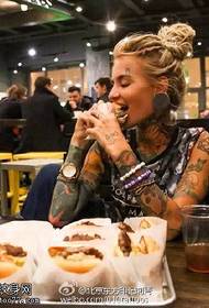 modello di tatuaggio di bellezza alternativa di moda