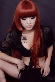 美女胸部个性的蜘蛛纹身