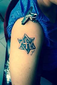 Tatuagem de estrela de seis pontas no braço grande