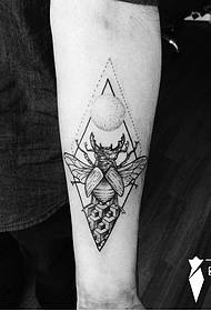 Motivo geometrico a forma di ape con tatuaggio a punta di braccio piccolo