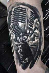 Braccio old school in bianco e nero con microfono e disegno a tatuaggio