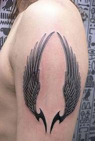 Tatuaż na skrzydłach trendu ramion