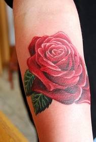'n baie mooi roos tatoeëring op die arm