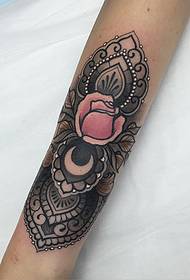 Ang pattern ng tattoo ng arm vanilla rose
