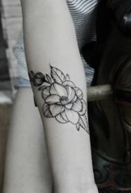 手臂简约不简单的花朵创意纹身图案