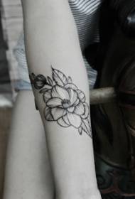 Braccio semplice ma non semplice motivo floreale tatuaggio