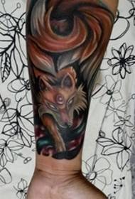 Fermoso cadro de tatuaxe de patrón de raposo no brazo