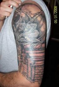 Gargoyle ໃນຮູບແບບ tattoo ແຂນແຂນຂອງສຸສານ