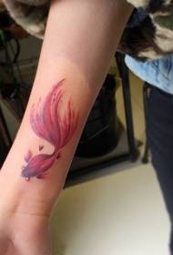 Mentre il pesce prende l'acqua, il modello del tatuaggio del pesce rosso del braccio rosso