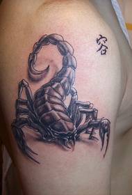 Trendig pincett tatuering på den stora armen