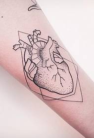 Arm geometri jantung prick line tatu corak