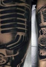 Rosa blanca negra con patrón de tatuaje de brazo realista de micrófono