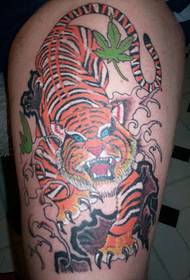 Naoružajte šareni uzorak tigrova tetovaža