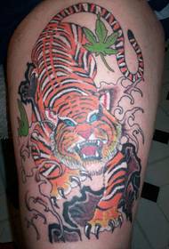 Braccio colorato modello di tatuaggio tigre strisciante
