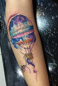 Arm varmluftsballon sprøjter tatoveringsmønster med stjernehimmel