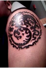 Genties drakono derinys yin ir yang paskalų tatuiruotės modelis