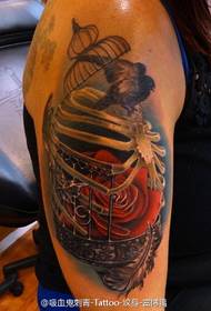 Рука пофарбована клітка троянди і птахів татуювання візерунок