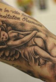 Lahi nga itom nga grey angel ug english alpabetong tattoo nga sumbanan