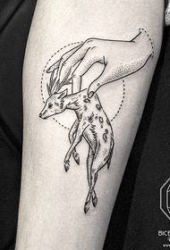 Modèle de tatouage de tatouage de personnalité de cerf de main d'épine de point de main