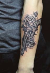Personlig pistol rose arm tatoveringsmønster