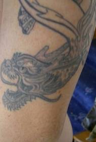 Musta kiinalainen lohikäärmevarsi tatuointi malli