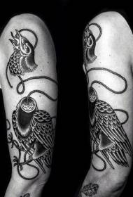 手臂有趣的黑白相間的繩子和破碎的鷹紋身圖案