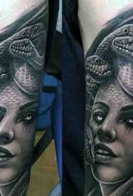 Retrato de Medusa de braço preto e branco e padrão de tatuagem de cobra realista