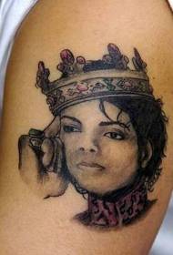 Tatuatge de retrat de Mike Jackson amb braç a la corona