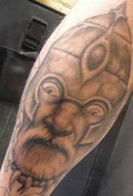 Modello tatuaggio braccio guerriero vichingo avatar