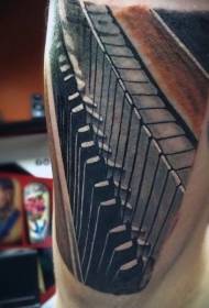 Modèle de tatouage de bras de clavier piano magnifique et réaliste