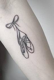 Krahu i vogël i vogël pikë e freskët stiletto këpucë model model tatuazhi