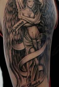 unha tatuaxe de anxo personalizada no brazo