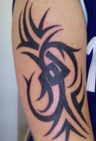 Czarny plemienny wzór tatuażu na ramieniu