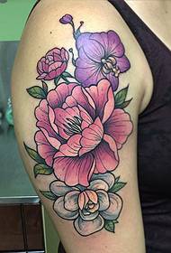 Big arm Eiropas un Amerikas krāsainu skaistu ziedu tetovējuma modelis