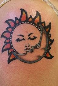 Tatuaggio totem solare sul braccio grande