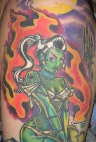 Grande bracciu verde donna è mudellu di tatuaggi di fiamma