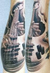 Ручно украшен црно-бели узорак тетоваже на бас гитари