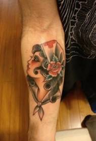 Tatuaje de brazo en tatuaje de técnica de retrato de personaxe