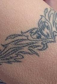 Wzór tatuażu plemienny czarna linia winorośli ramię