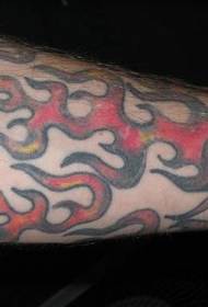Tavallinen liekillä maalattu käsivarren tatuointikuvio