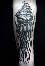 Rameno čiernej a bielej medúzy v kombinácii s tetovacím vzorom plachetníc