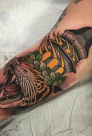 Es va pintar un braç gran patró de tatuatge de tigre de l'escola nova