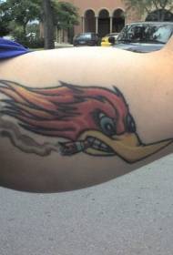 Pola tato warna kepala burung di bagian dalam lengan besar