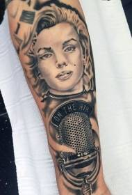 Bewaffnen Sie Marilyn Monroe-Porträt mit Mikrofontätowierungsmuster