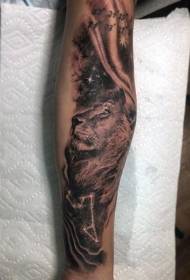 Leone dipinto in bianco e nero ornato e costellazione simbolo braccio tatuaggio modello